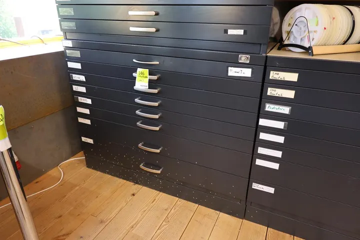 1 x C + P Flachablageschrank inkl. Inhalt Maße: 110 x 77 x 86 cm